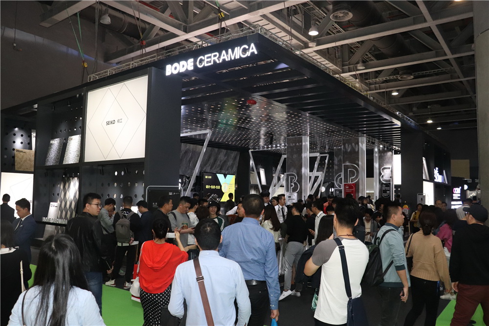 樱桃AV黄片李良鋒 堅守品牌的高定位 繼續走得更好